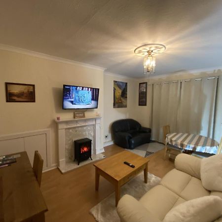 Private Lounge And Double Room Kilwinning Exterior foto